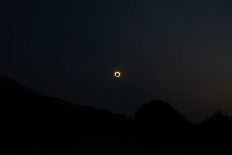 L’éclipse totale du 12 août 2026 au-dessus des montagnes