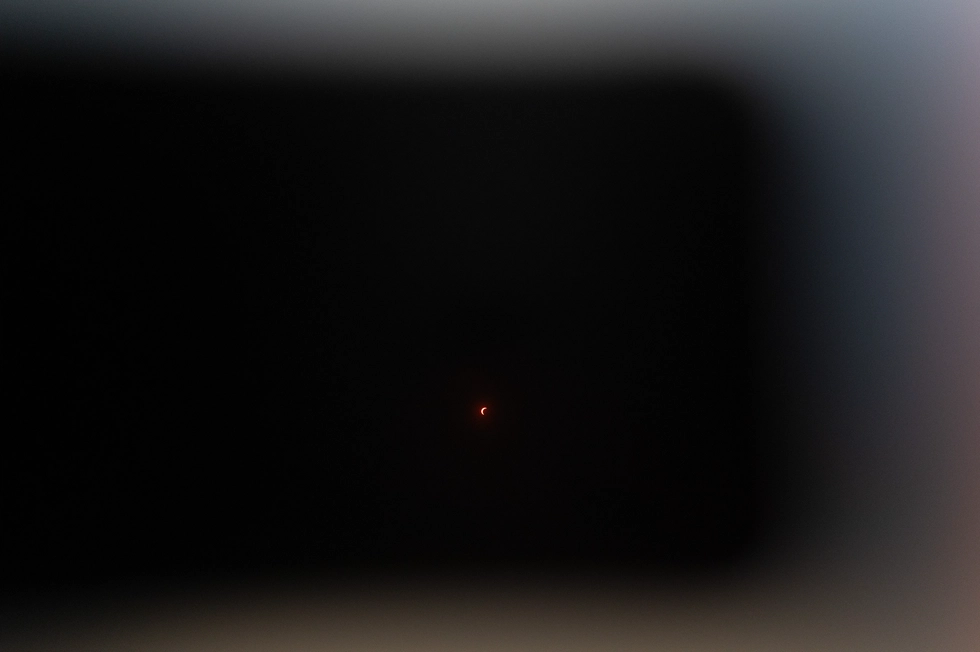 Le Soleil éclipsé vu à travers les lunettes de protection