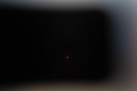 Le Soleil éclipsé vu à travers les lunettes de protection
