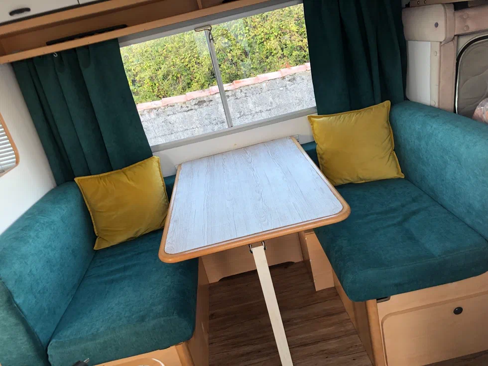 Nouvelles housses de coussins dans le camping-car