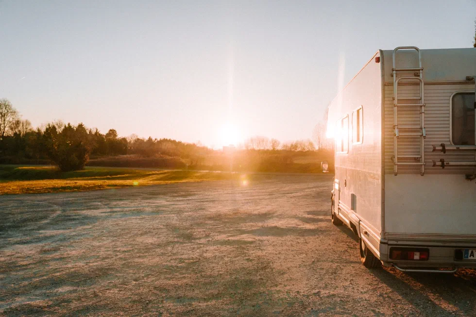 L’image d’un coucher de soleil avec le gel de l’hiver, sur la droite mon camping-car.