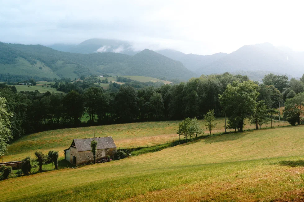 Maison au pied des collines verdoyantes des Pyrénées