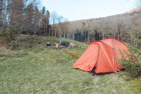 Tente Forclaz MT100 installée pour la nuit de bivouac