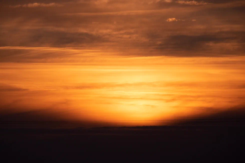 Coucher de soleil orange intense à l’horizon
