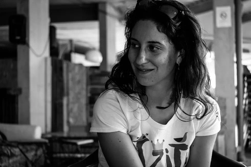 Portrait noir et blanc d’une femme assise