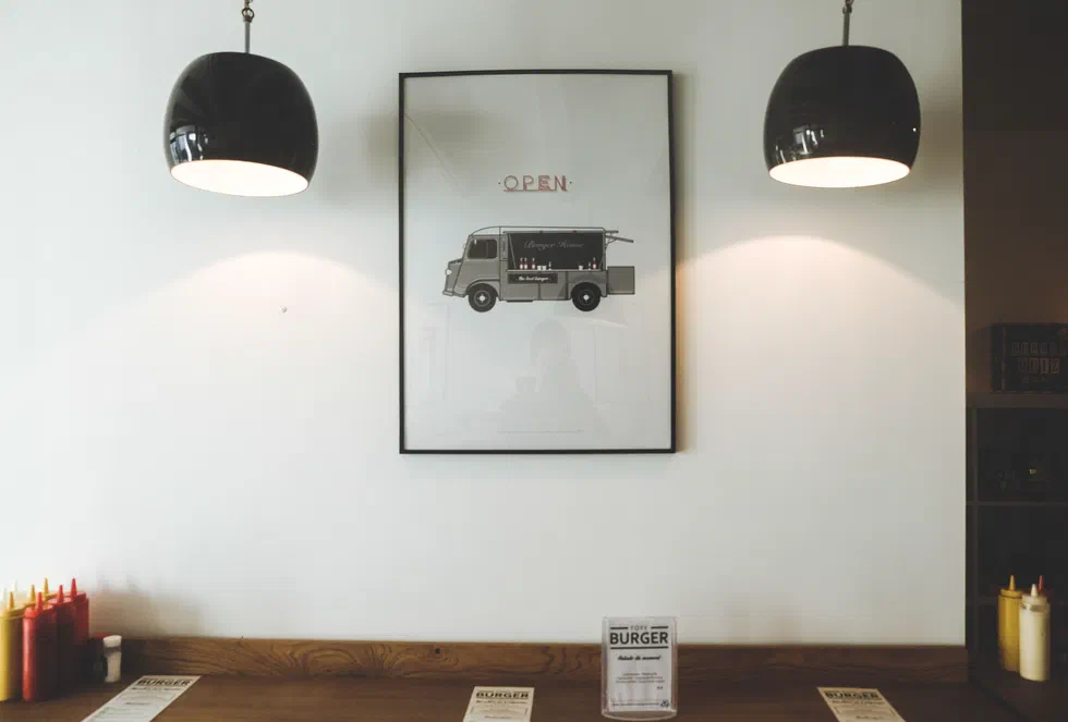 Intérieur de café avec deux suspensions et affiche encadrée