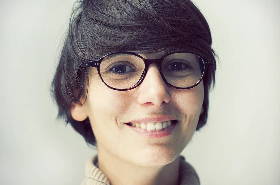Portrait d’une femme souriante avec lunettes