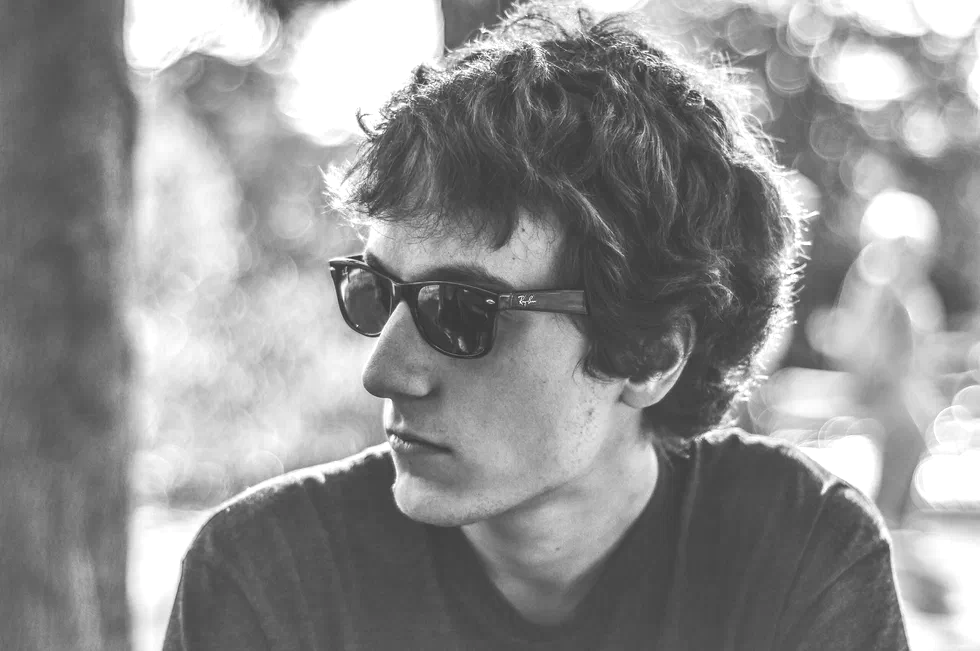 Portrait noir et blanc d’un homme portant des lunettes de soleil