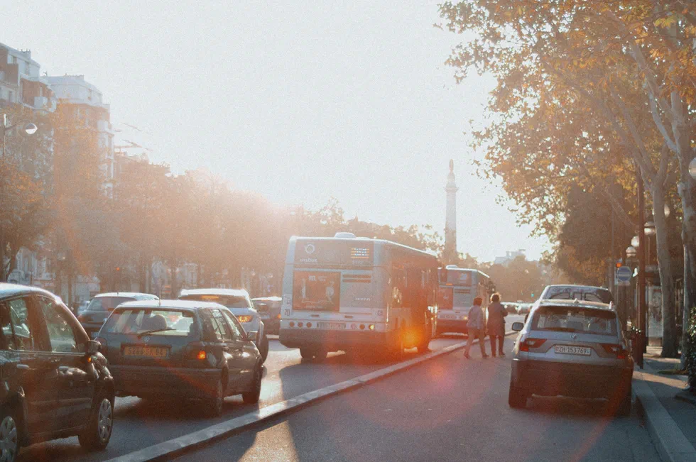 Circulation urbaine au soleil avec bus et flare