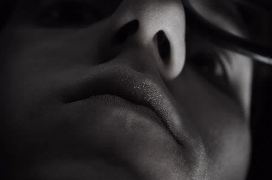 Gros plan noir et blanc d’un visage avec lunettes