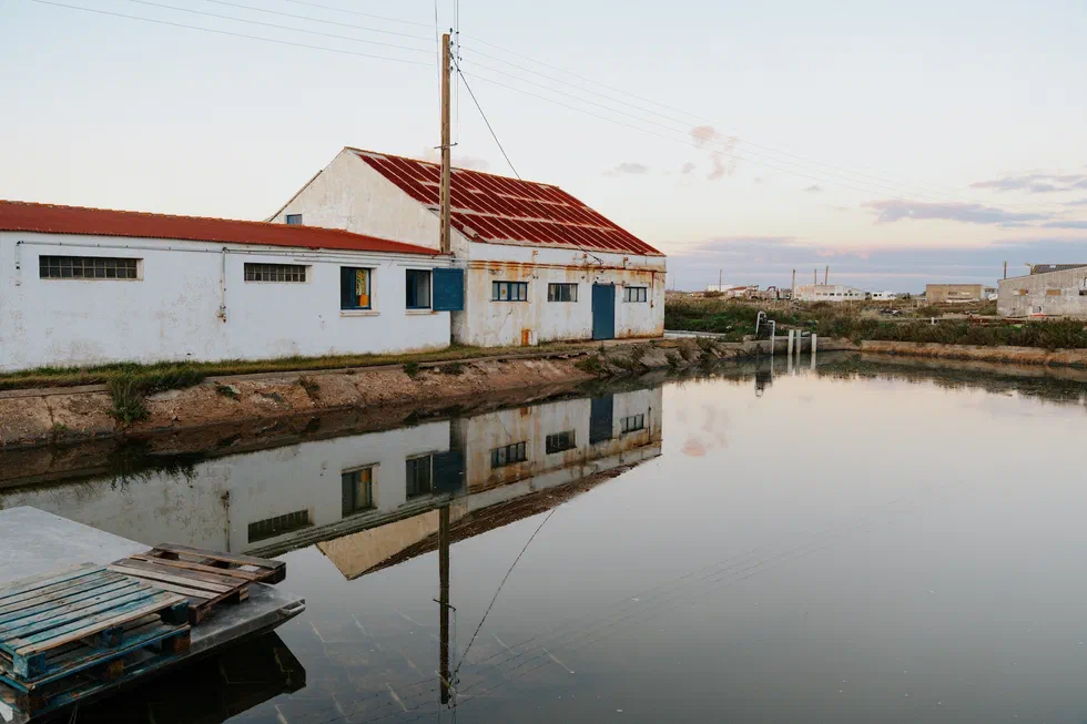Canal calme et bâtiment de pêche au petit matin