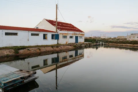 Canal calme et bâtiment de pêche au petit matin