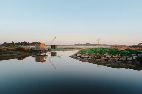 Cabane de carrelet et chenal paisible à l&rsquo;aube