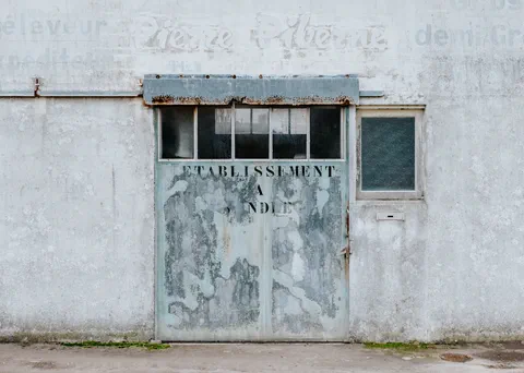 Porte et façade usée d&rsquo;un ancien établissement ostréicole
