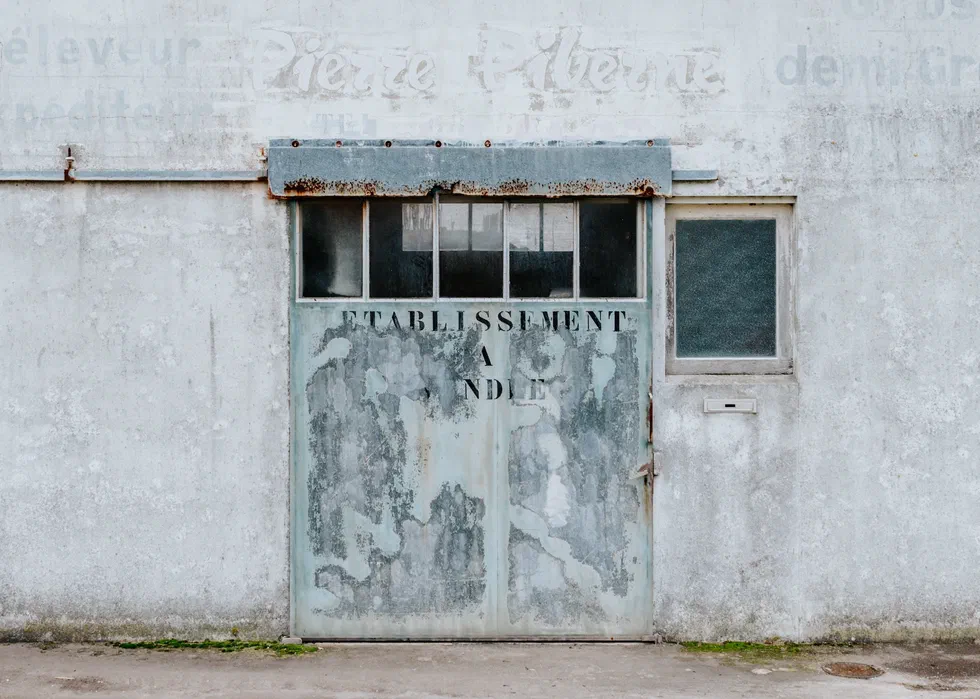 Porte et façade usée d’un ancien établissement ostréicole