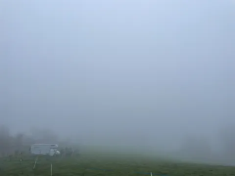 Brume matinale sur la ferme au Pays basque