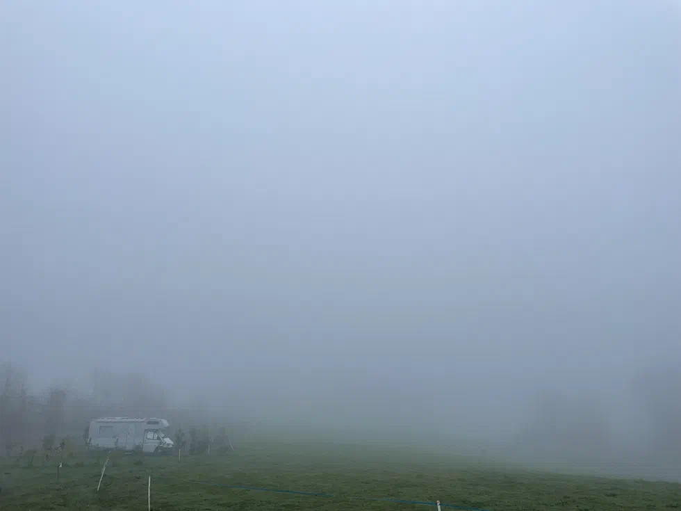 Brume matinale sur la ferme au Pays basque