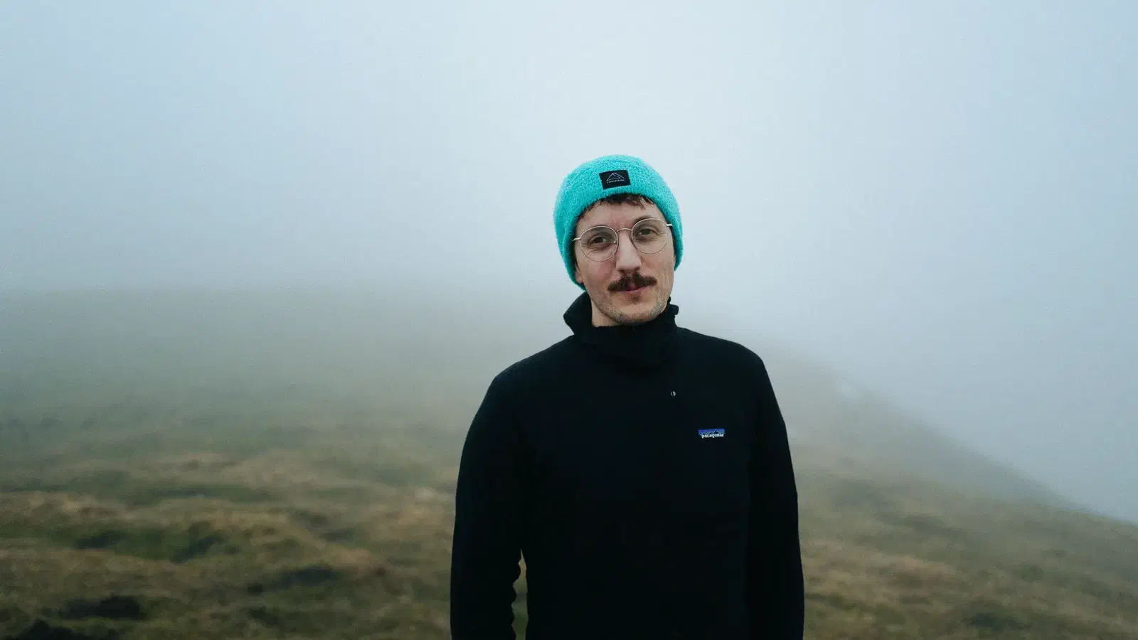 Portrait en montagne avec un bonnet French Light Outdoor turquoise