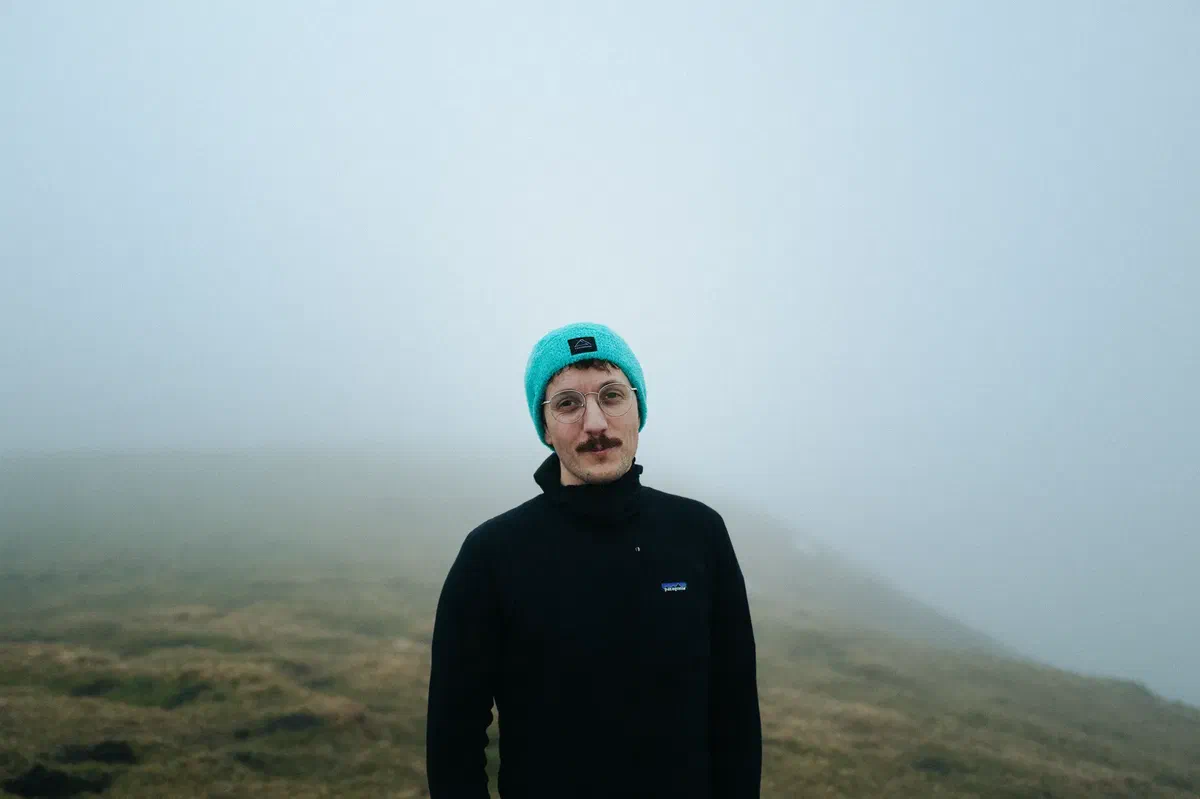 Portrait en montagne avec un bonnet French Light Outdoor turquoise