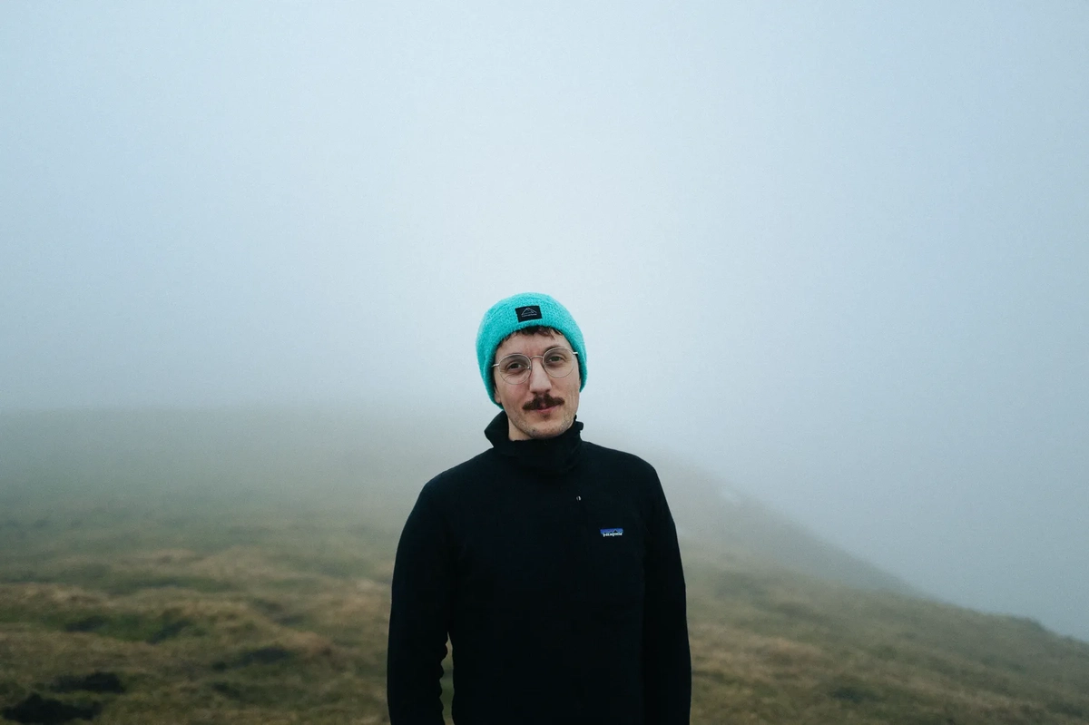 Portrait en montagne avec un bonnet French Light Outdoor turquoise