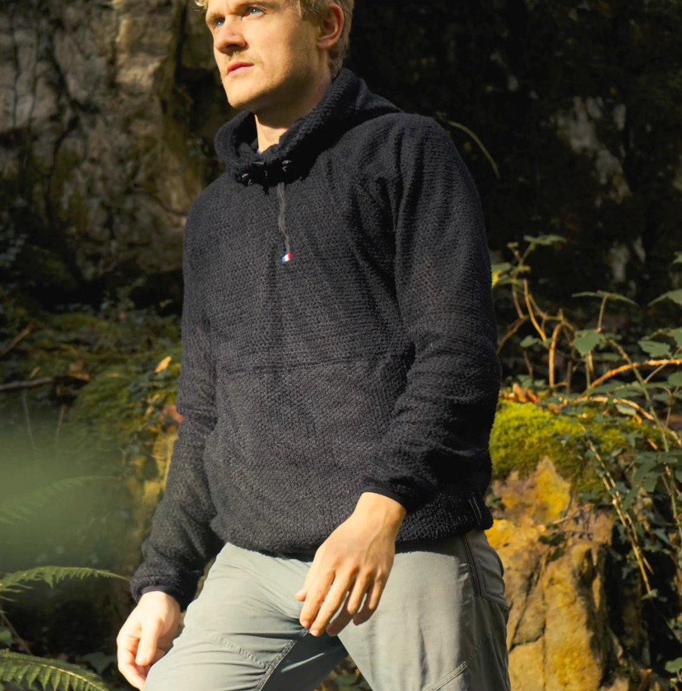 Pull Alpha French Light Outdoor porté en extérieur