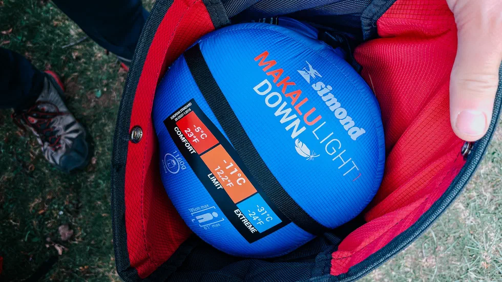 C&rsquo;est une photo d&rsquo;un sac a dos haize 0.0 avec un duvet simond makalu light 1 à l&rsquo;intérieur. 