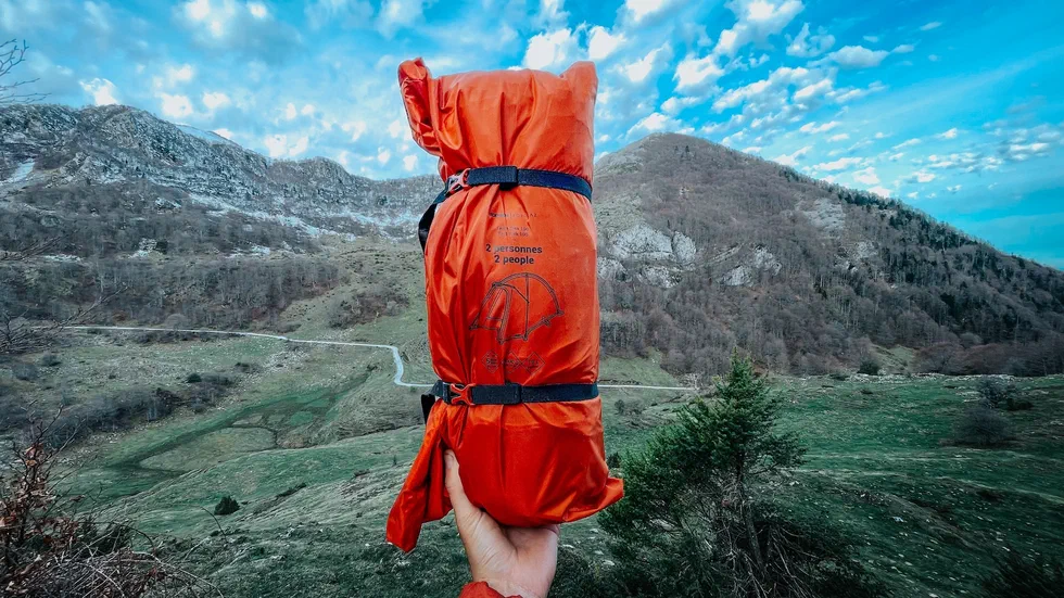 C&rsquo;est une photo à la montagne de la tente forclaz MT100 2 personnes. 