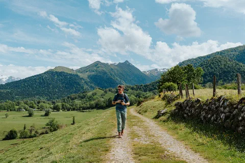 Le Haize Ultra 20 X-Pac en marche sur un sentier dans les Pyrénées