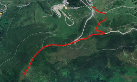 Carte montrant le tracé de la randonnée au départ du Col de Tramassel, avec le point de destination noté à “42°57’49.0”N 0°00’50.4”W”, sur fond de paysages montagneux enneigés.