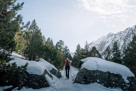 Sentier enneige vers le lac de Gaube