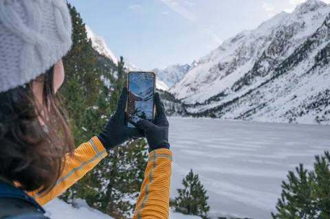 Lac de Gaube en hiver avec les sommets autour