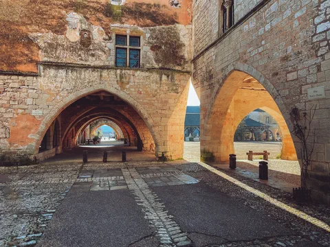 Passage voûté en pierre dans une bastide du sud-ouest