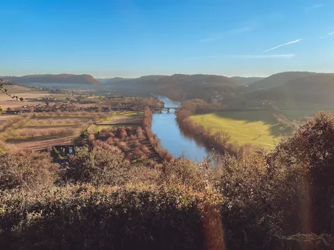 Panorama d’une vallée traversée par une rivière