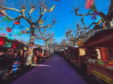 Allée de marché de Noël décorée de fanions colorés