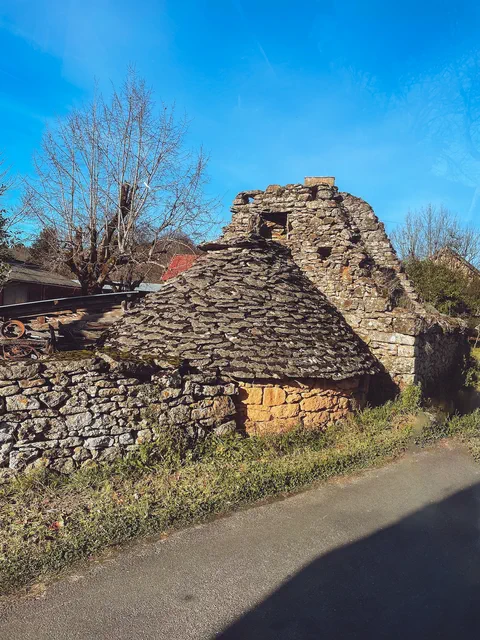 Ancienne bâtisse en pierre au toit de lauzes