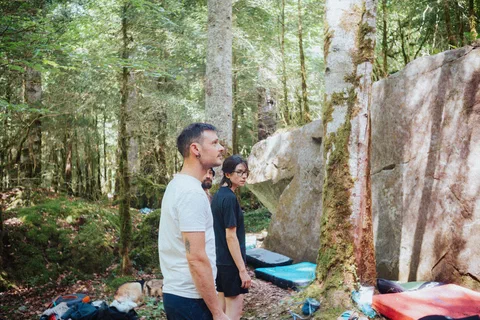 Session de bloc dehors dans les Pyrenees