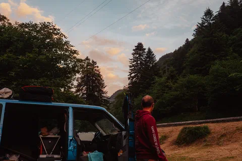 Ambiance de grimpe dehors dans les bois