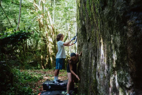 Ambiance de grimpe dehors avec les jeunes à Miégebat