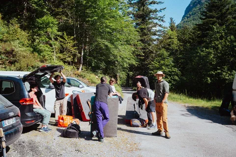 Rendez-vous sur le parking avant une journée de bloc à Miégebat