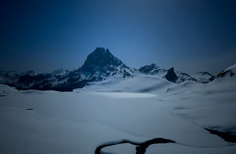 Vue du Pic du Midi d&rsquo;Ossau et de la vallée d&rsquo;Ossau en lumière naturelle, photo de montagne réalisée par Mathieu Odin