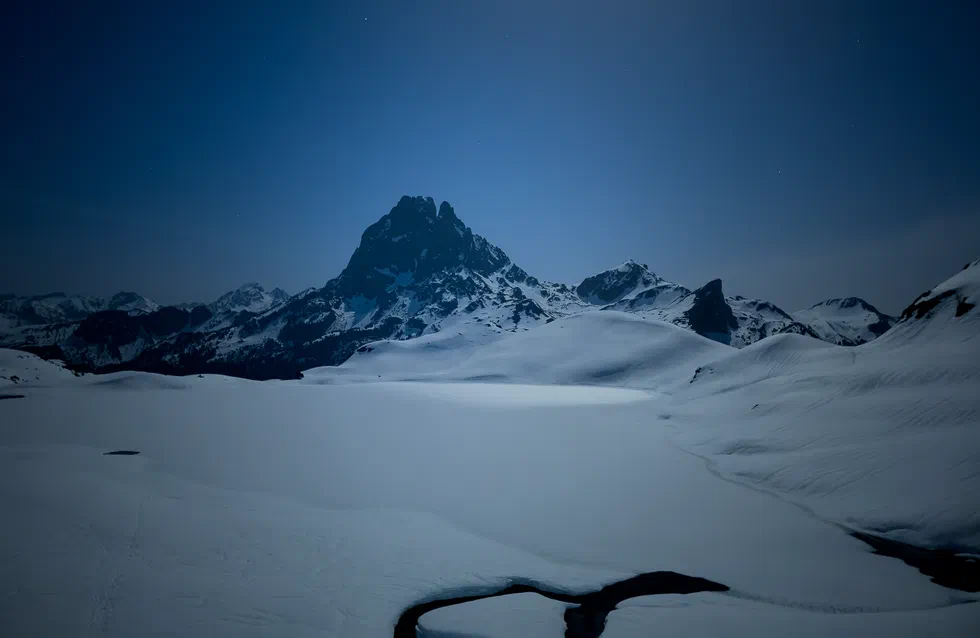 Vue du Pic du Midi d&rsquo;Ossau et de la vallée d&rsquo;Ossau en lumière naturelle, photo de montagne réalisée par Mathieu Odin