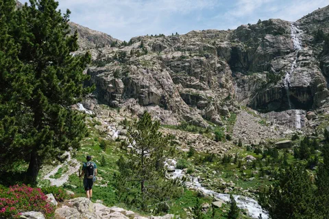 Sentier d’approche dans la vallee de Bachimana