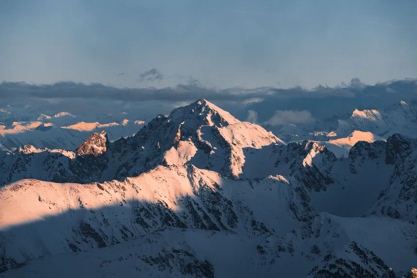 Lever de soleil sur les sommets enneigés des Pyrénées depuis le Pic du Midi