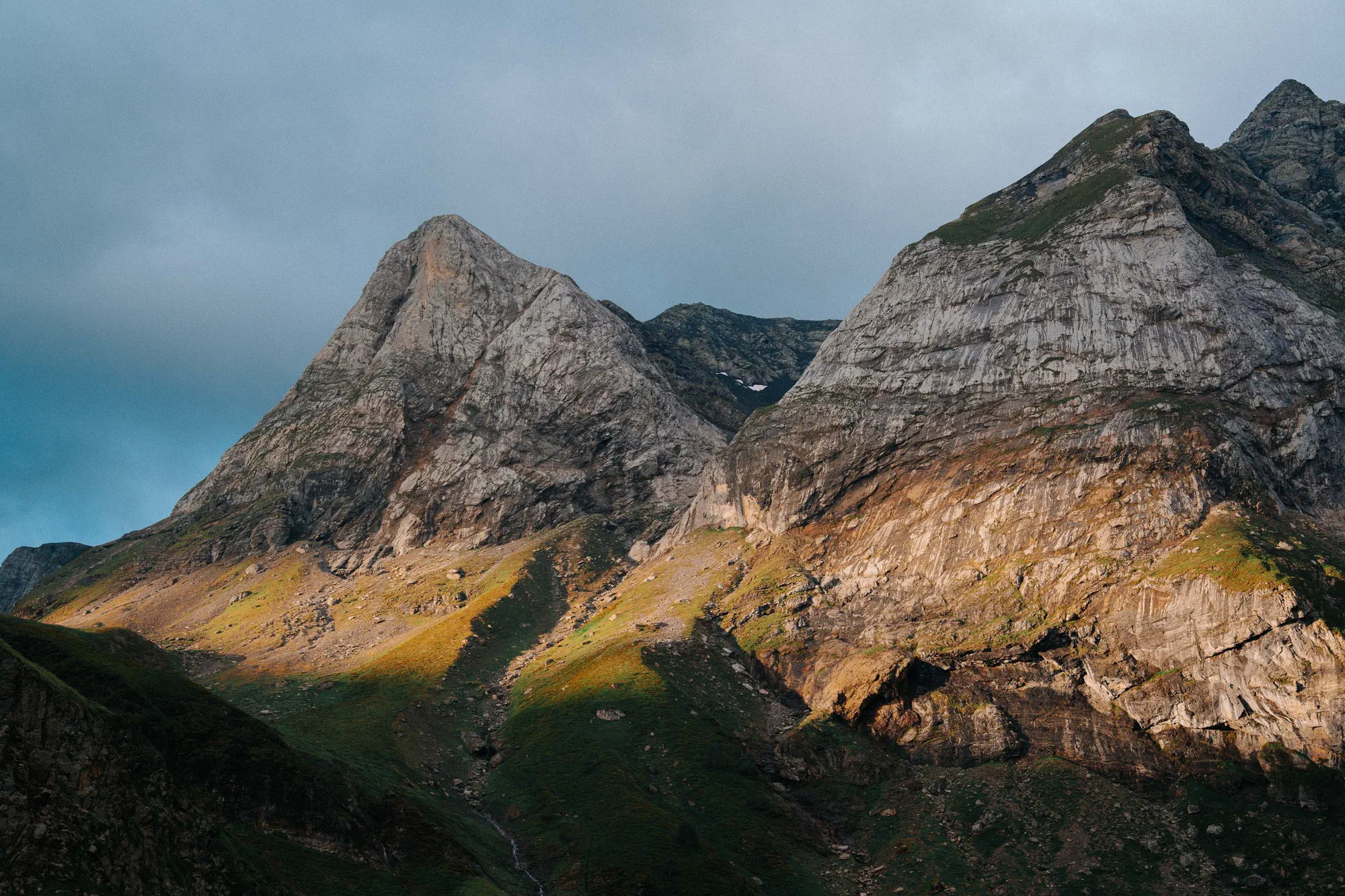 Massif éclairé sous ciel d'orage au cirque de Troumouse