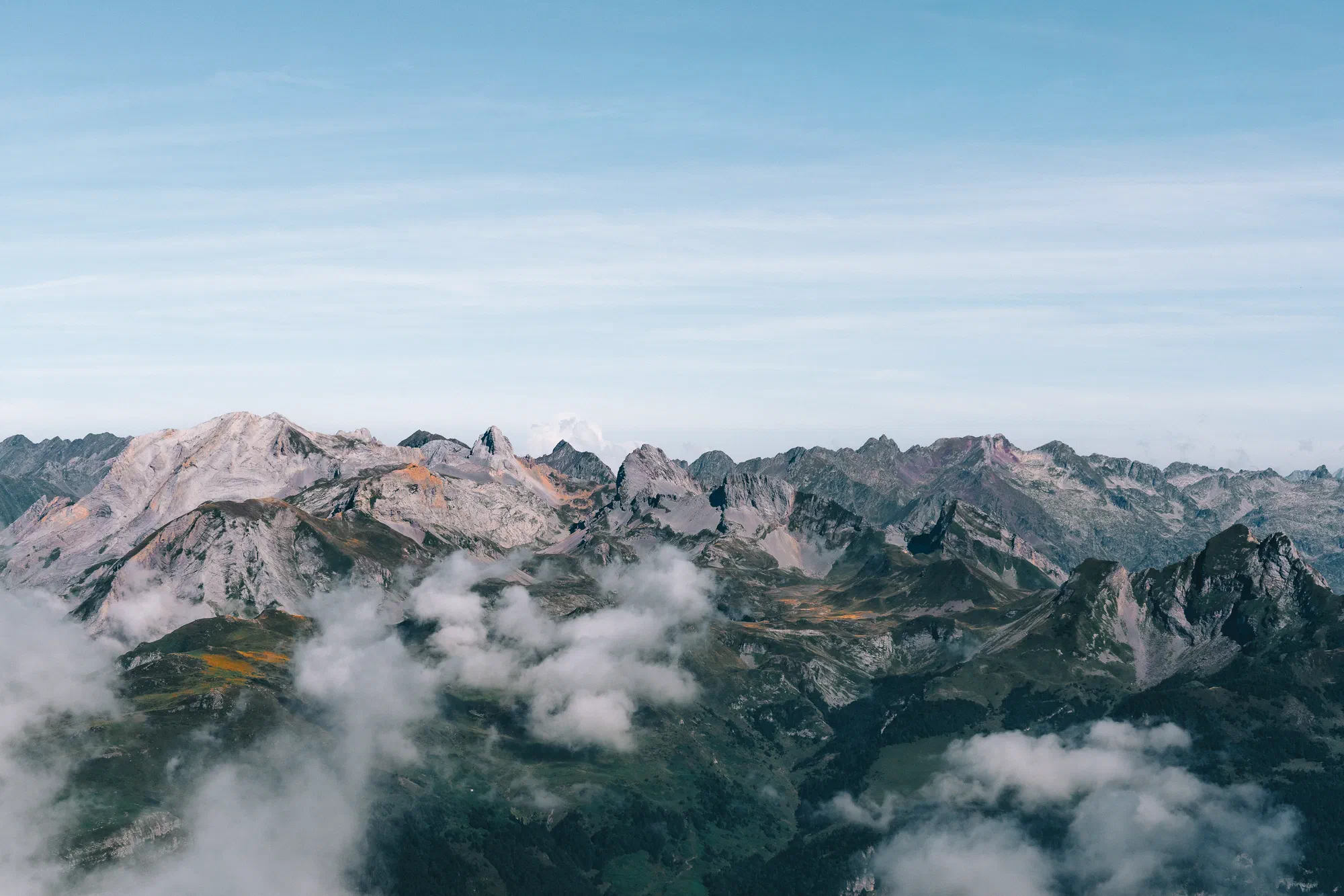 Chaîne pyrénéenne au-dessus des nuages