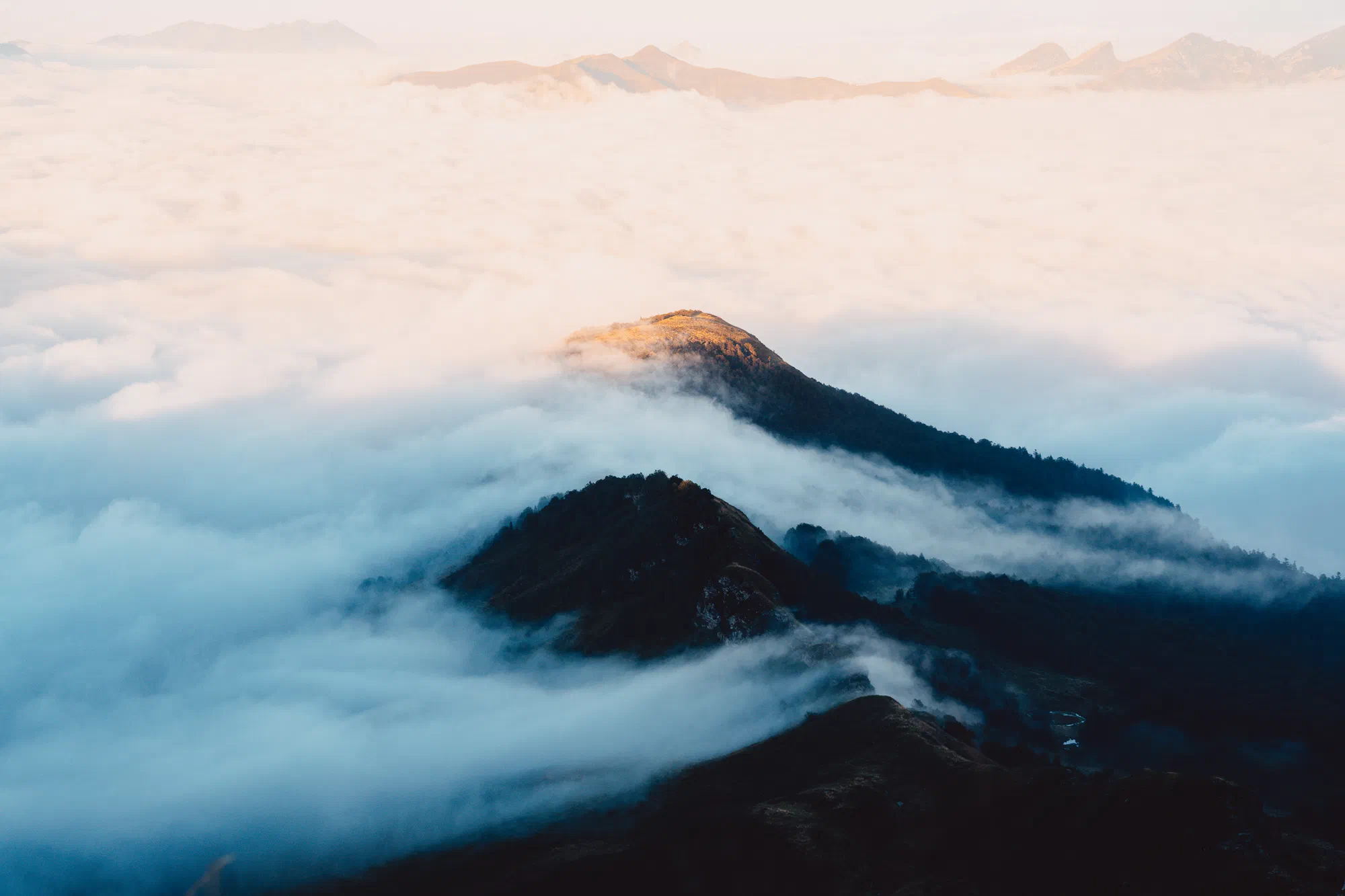 Îlot de montagne sur mer de nuages