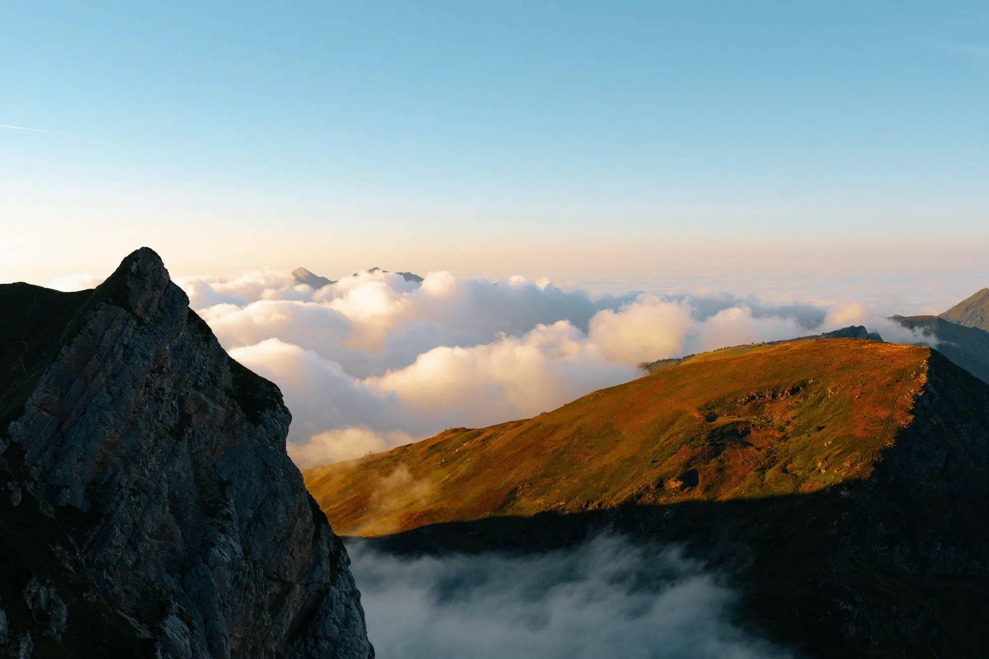 Arête dorée au-dessus des nuages