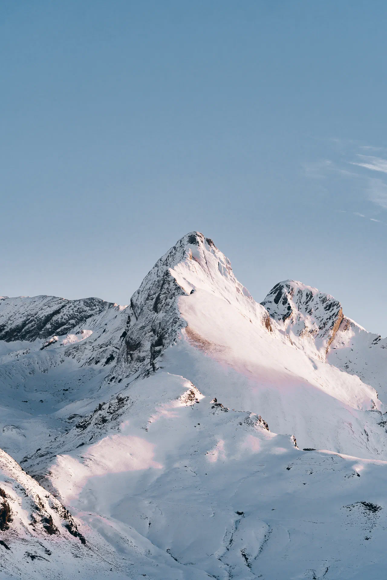Sommet enneigé au couché de soleil au col d'aubisque