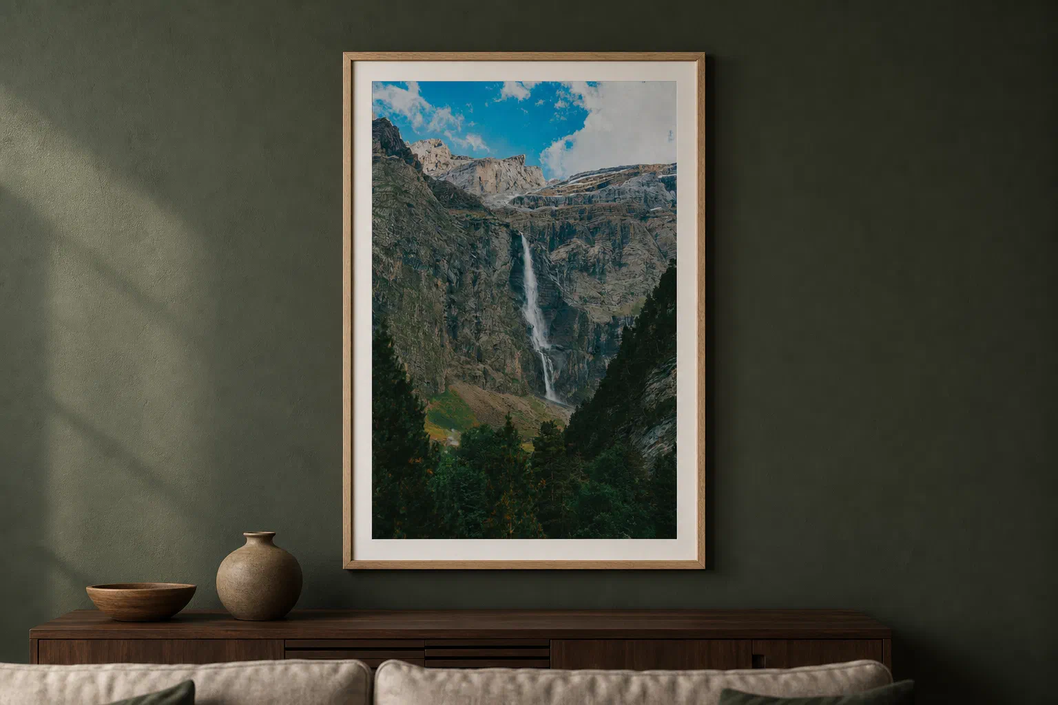 La Grande Cascade de Gavarnie présenté dans un cadre en chêne sur un mur vert sombre