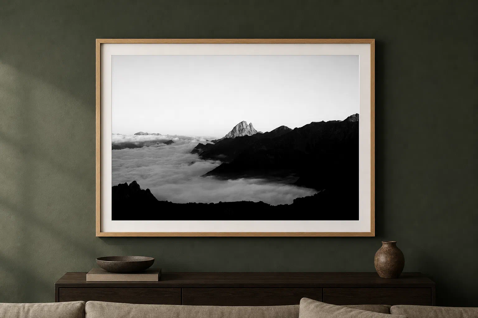 Ossau en clair-obscur présenté dans un cadre en chêne sur un mur vert sombre